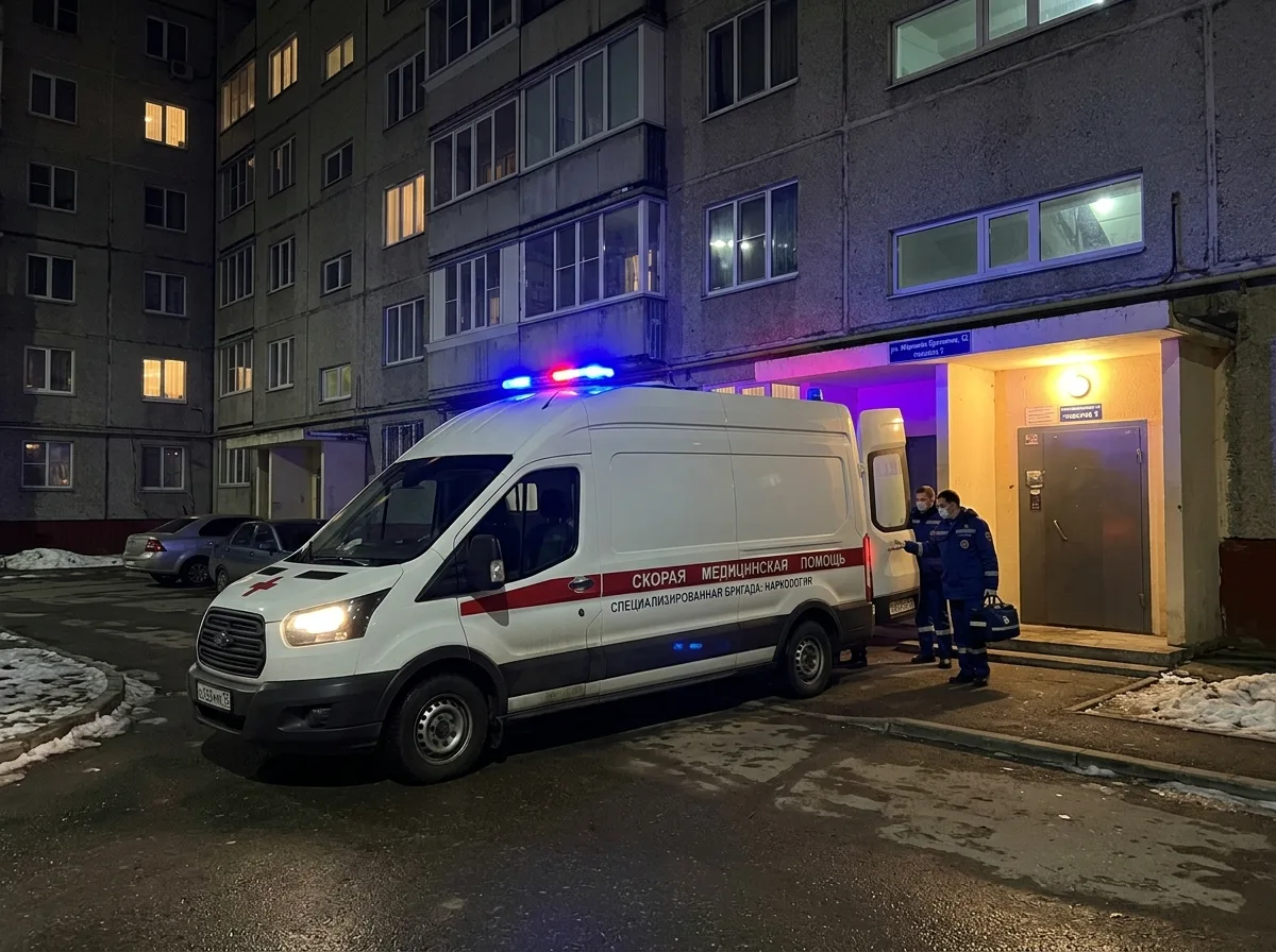 Реанимобиль или машина скорой наркологической помощи ночью у подъезда жилого дома в Волгограде, экстренный вызов нарколога